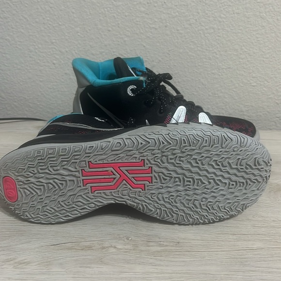 NIKE KYRIE  Size 7Y Sneakers Metallic Sliver Black Blue - YOUTH SIZE - Picture 7 of 10